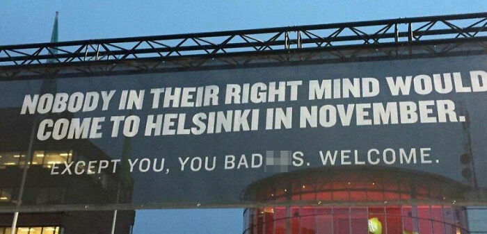 Un cartel en el exterior de un aeropuerto de Helsinki, Finlandia