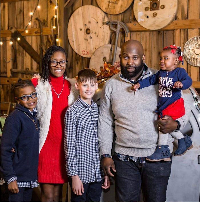 Familia adopta a un niño después de que este se convirtiera en el mejor amigo de su hijo