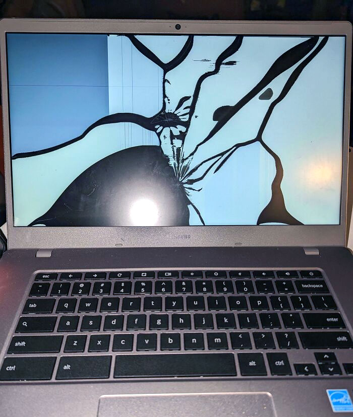 Cuando tu hijo de 8 años decide que no deberías tener un portátil después de decirle que es demasiado pequeño para que él tenga uno