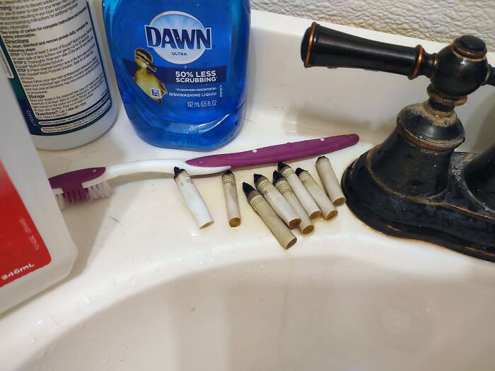 A mi tía le gusta fumar en el baño