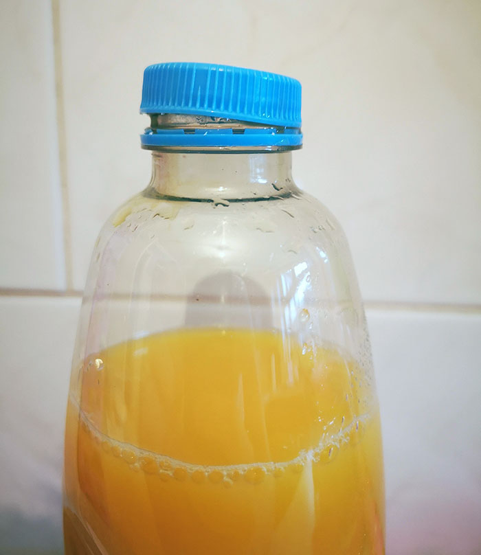 Mi esposa hace esto SIEMPRE. Es especialmente molesto cuando lo compras con pulpa y quieres agitarlo