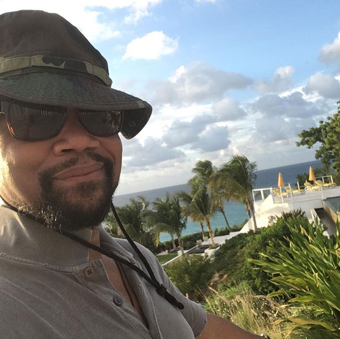 Cuba Gooding Jr taking a selfie in the beach 