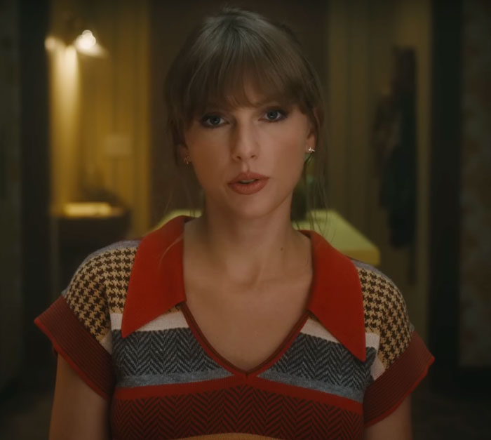 Taylor Swift looking staraight and singing 