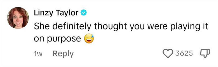 Man Sits In The Wrong Seat, Accidentally Plays Titanic Music Out Loud And Realizes Kate Winslet Is Sitting Next To Him