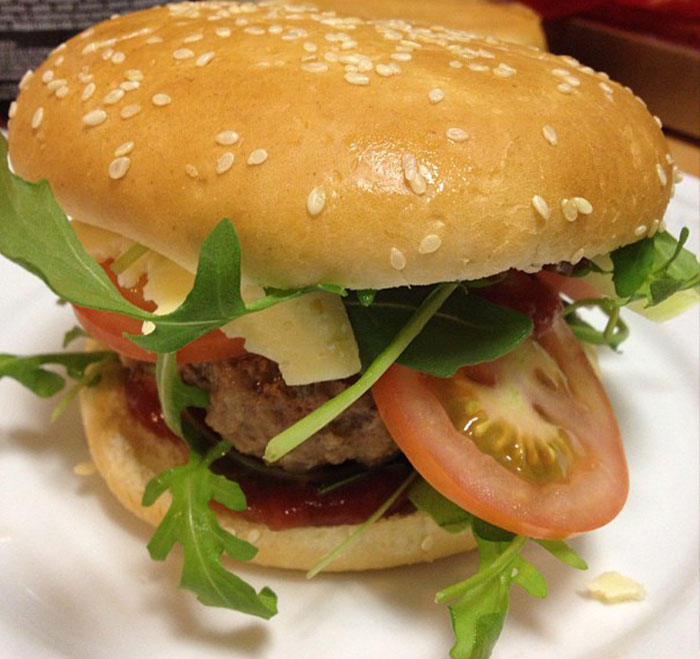 "I Wish I Could've Seen Her Face": Person Teaches Rude Waitress A Lesson After She Refused To Follow Their Food Order