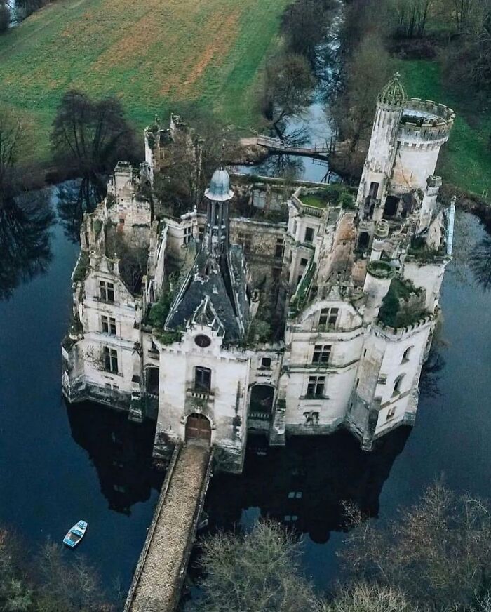 35 Of The Most Interesting Photos Of Abandoned Places, As Shared On The "Deserted Places" Instagram Account