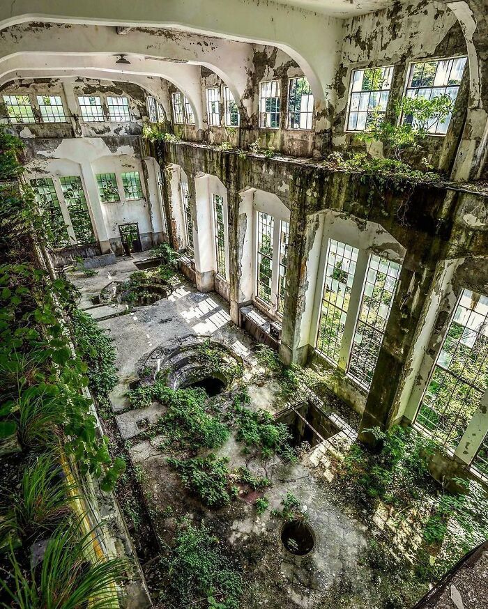 35 Of The Most Interesting Photos Of Abandoned Places, As Shared On The "Deserted Places" Instagram Account