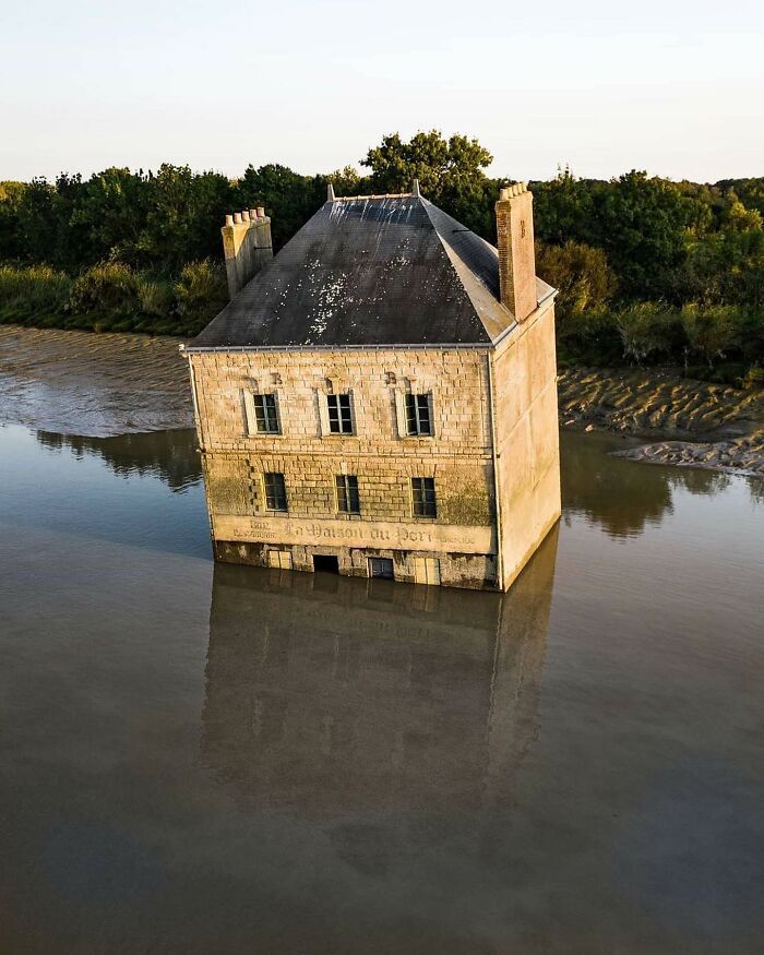 35 Of The Most Interesting Photos Of Abandoned Places, As Shared On The "Deserted Places" Instagram Account