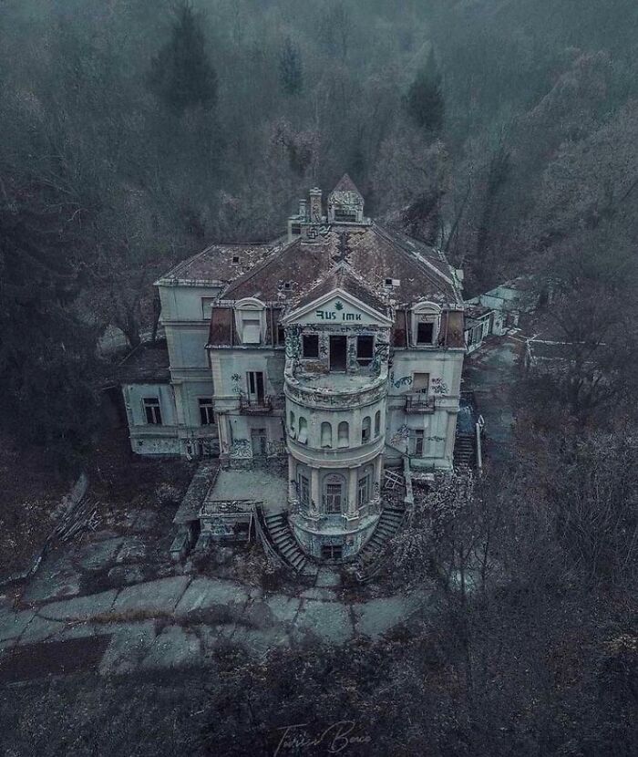 35 Of The Most Interesting Photos Of Abandoned Places, As Shared On The "Deserted Places" Instagram Account