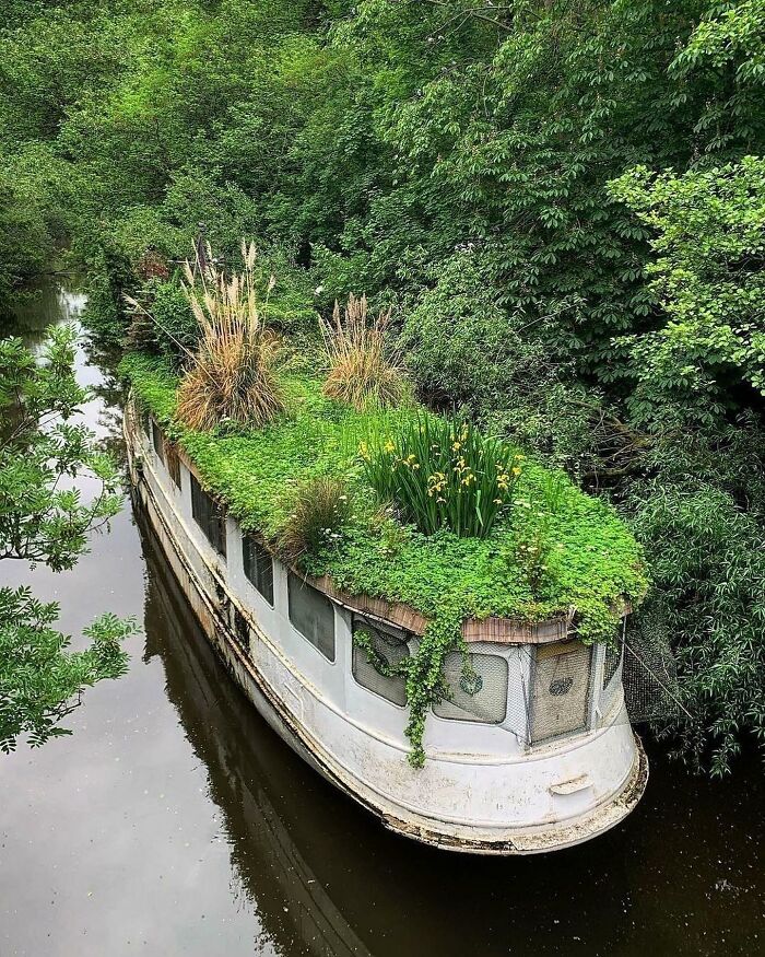 35 Of The Most Interesting Photos Of Abandoned Places, As Shared On The "Deserted Places" Instagram Account