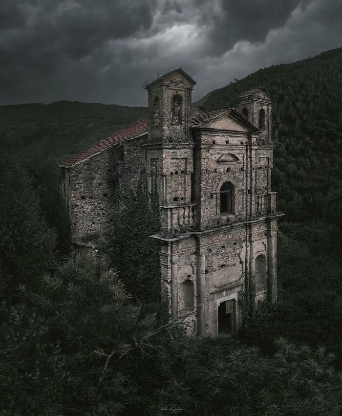 35 Of The Most Interesting Photos Of Abandoned Places, As Shared On The "Deserted Places" Instagram Account