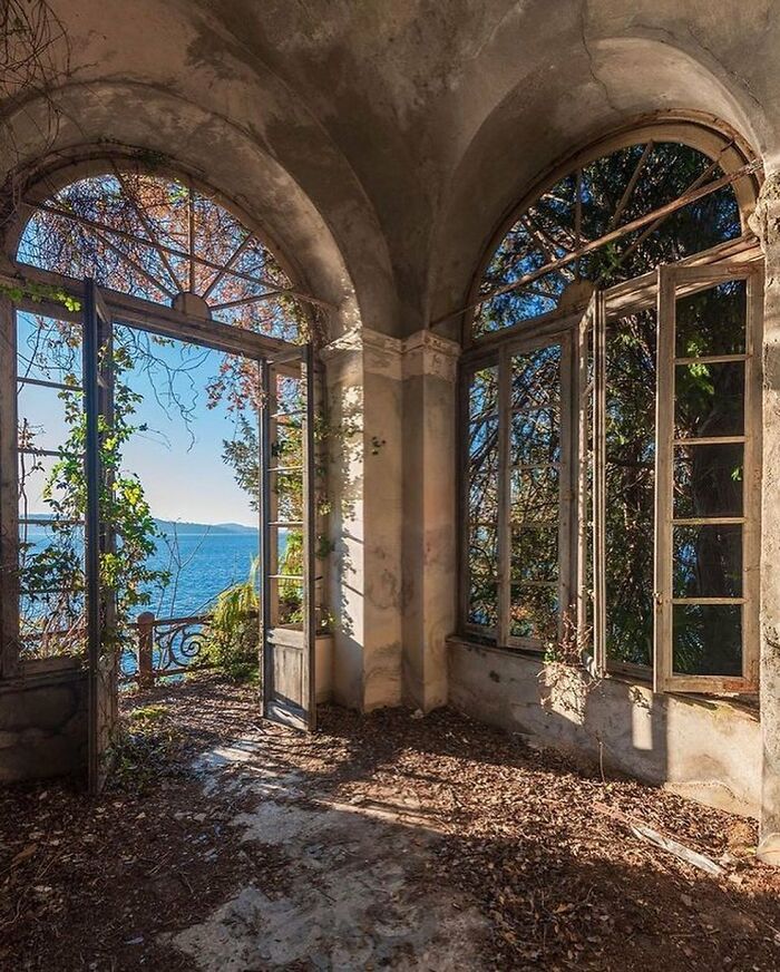 35 Of The Most Interesting Photos Of Abandoned Places, As Shared On The "Deserted Places" Instagram Account