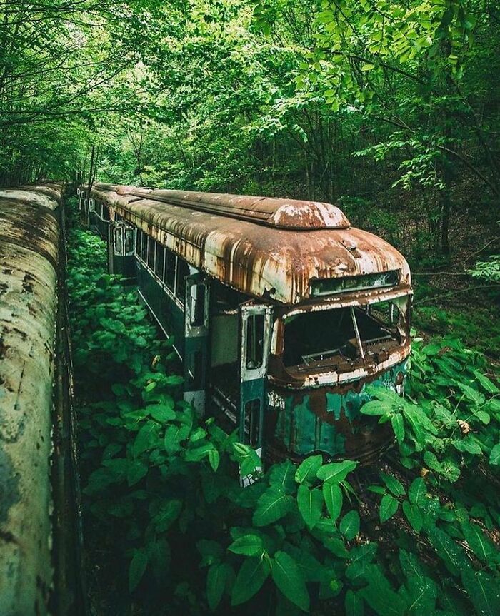 35 Of The Most Interesting Photos Of Abandoned Places, As Shared On The "Deserted Places" Instagram Account