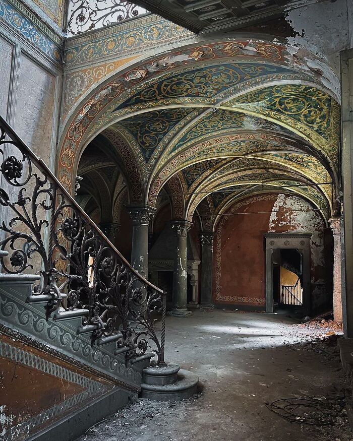 35 Of The Most Interesting Photos Of Abandoned Places, As Shared On The "Deserted Places" Instagram Account