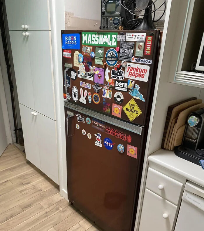 Después de reemplazar nuestro refrigerador dos veces en los últimos 12 años con modelos nuevos, finalmente me di por vencido y acabé poniendo nuestro refrigerador del garaje en la cocina. Se adapta perfectamente, y ha estado funcionando durante décadas, y probablemente podría ser reparado en lugar de tirarlo a la basura si alguna vez tenemos que arreglarlo