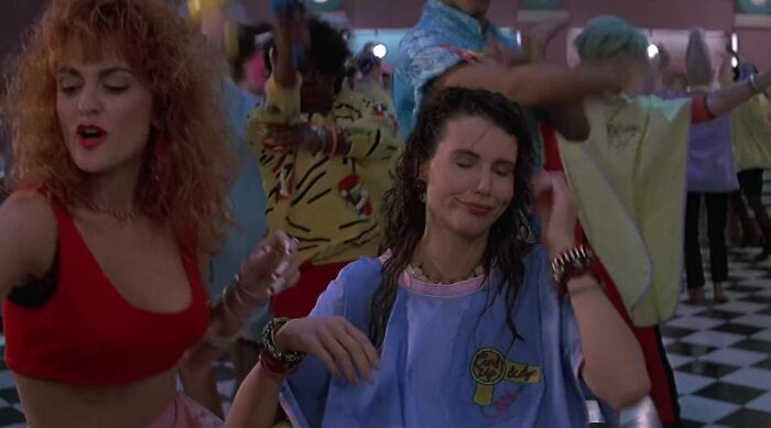 Earth Girls Are Easy (1988)