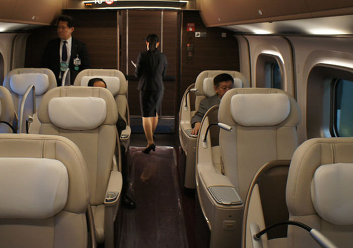 "If I Leave He's Going To Touch My Babies": Entitled Parent Causes A Scene On A Plane After A Guy Refused To Back Down And Switch Seats With Her "If I Leave He's Going To Touch My Babies": Entitled Parent Causes A Scene On A Plane After A Guy Refused To Back Down And Switch Seats With Her