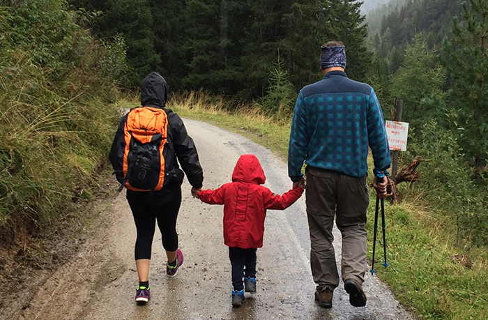 People Online Are Cheering For This Guy Who Just Wanted To Help A Childhood Friend Out And Accidentally Fell Into A Family With Her