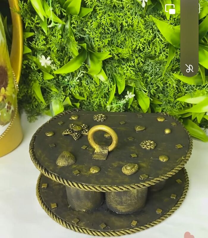 Un joyero hecho de rollos de papel higiénico y cartón. Realmente hortera. Tuve que ver todo el video, era como ver un choque de trenes