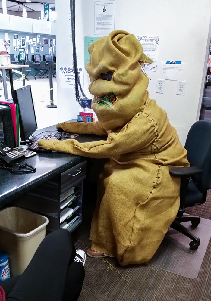 Estás bromeando. Estás bromeando. No puedo creer lo que veo. Así es como mi compañero llegó al trabajo hoy