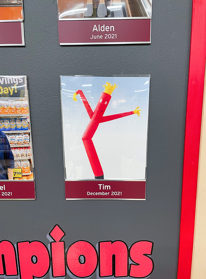 Tim recibe el reconocimiento que se merece en el trabajo. Empleado del mes