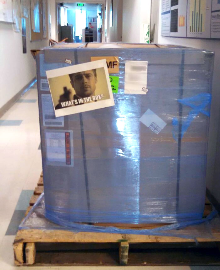 Esta caja ha estado en nuestro pasillo durante varios días. Parece que a una persona con la que trabajo le gustan las bromas