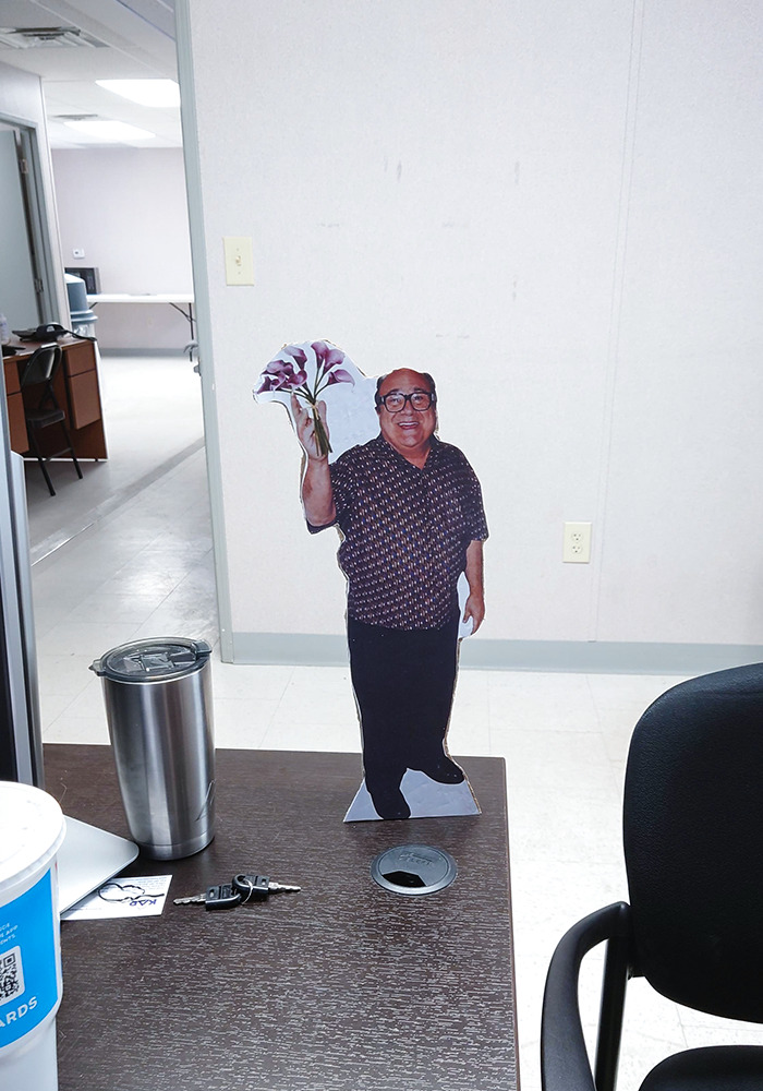 Mi compañera de trabajo dijo que quería un hombre guapo al que mirar mientras trabajaba. Creo que lo logré