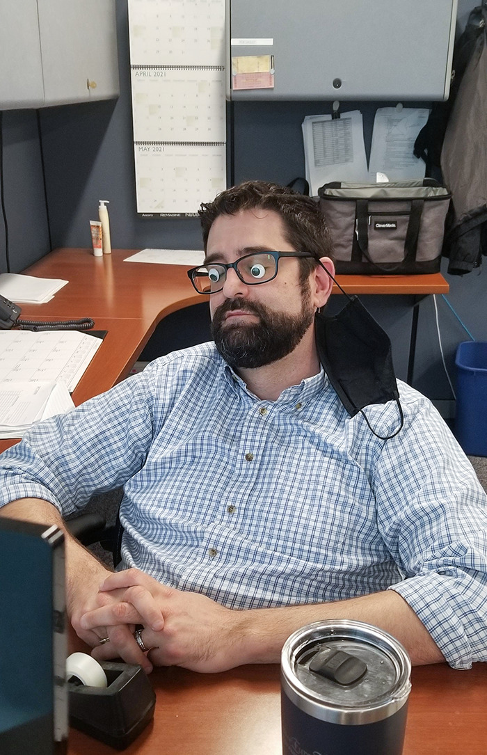 Fui a ver a mi compañero de trabajo para preguntarle algo y me encontré con que estaba totalmente alerta y concentrado en su trabajo