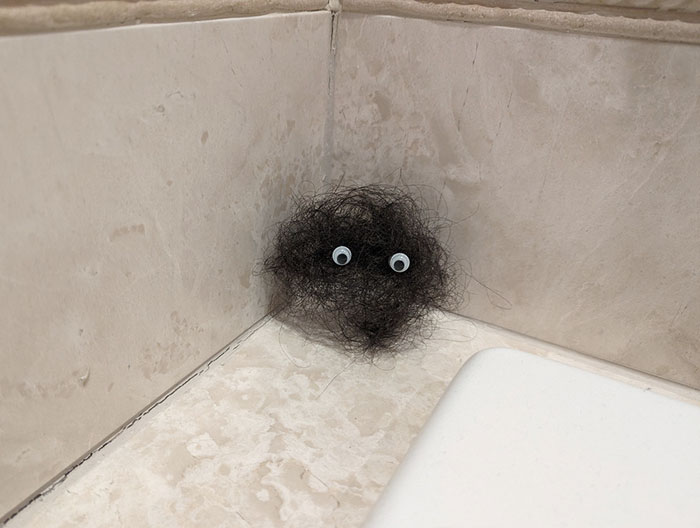 He hecho una bola de hollín de Miyazaki con el pelo de mi mujer que cae por todas partes