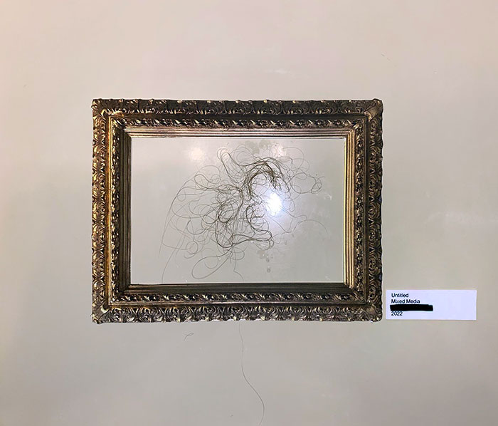 Mi esposa suele recoger su pelo y pegarlo a la pared en la ducha para que no se vaya por el desagüe. Así que hoy me divertí un poco y lo enmarqué