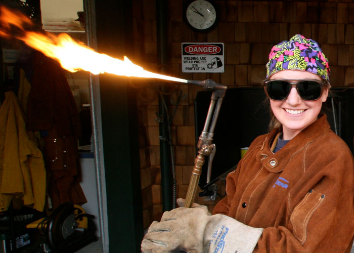 Man Cheats On Fianc&eacute; With An Ex, Demands She Return His $190 Engagement Ring, So She Does, Infuriating Him Endlessly