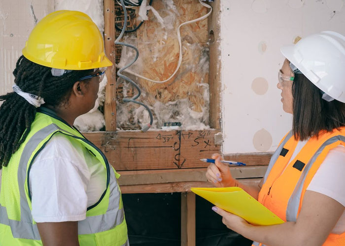 “Study Your Potential Neighbors”: Homeowners Share 40 Things They Wish They Had Known Before Buying Their First Houses