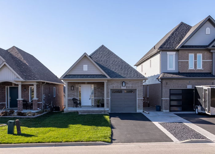 “Study Your Potential Neighbors”: Homeowners Share 40 Things They Wish They Had Known Before Buying Their First Houses