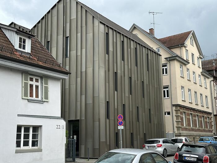 This Is In Esslingen, Germany, A Town With Traditional Bell Towers And Pointed Roofs. But Someone Thought, “What If We Made A Home Look Like A Prison, But With A Moss Green Exterior?”