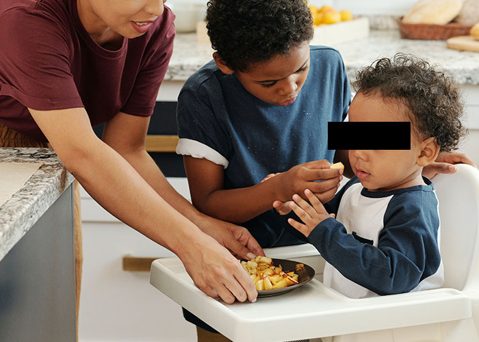 Pregnant Mom Of 5 Threatens To Kick Her Oldest Son Out For Not Helping With The Kids, Another Son Finds Her Post Online And Exposes Her Dirty Laundry