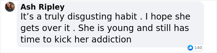 Comment on public smoking habit, mentioning youth and addiction concerns.