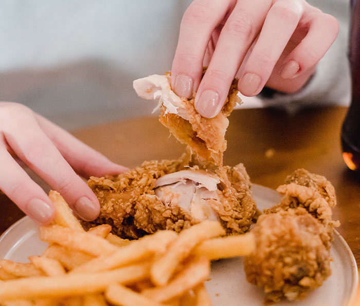 Pregnant Woman Feels Guilty For Ordering Chicken Wings And Upsetting Her Vegetarian MIL, Asks For Advice Online Pregnant Woman Feels Guilty For Ordering Chicken Wings And Upsetting Her Vegetarian MIL, Asks For Advice Online