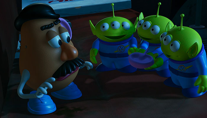 Aliens giving a gift to mr.potato head