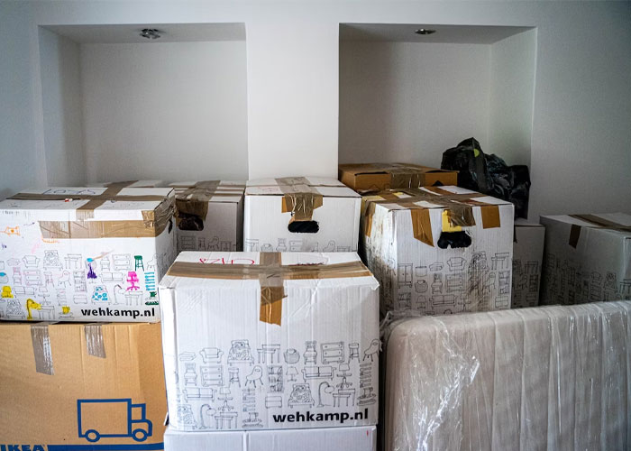 “Cases And Cases Of Gummy Bears In His Basement”: 30 Of The Wildest Things People Have Seen While Working For The Ultra Wealthy