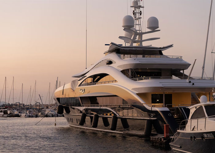 “Cases And Cases Of Gummy Bears In His Basement”: 30 Of The Wildest Things People Have Seen While Working For The Ultra Wealthy