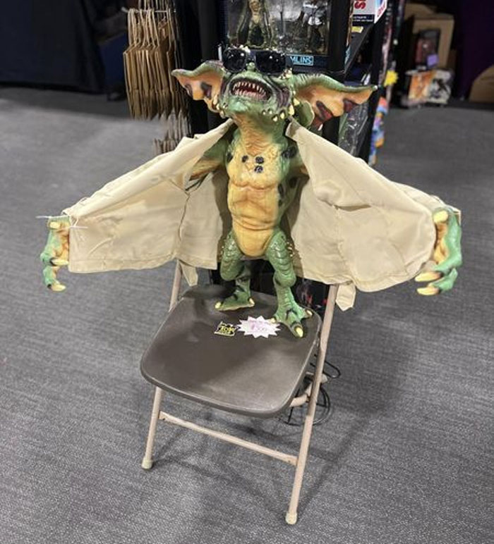 This Group Is The Home For All Of The Weirdest Secondhand Finds People Come Across, And Here Are 40 Of The Most Spectacular