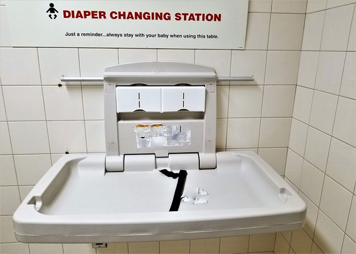 Restaurant Table Becomes Nappy Changing Station, Making Nearby Diners Nauseous Restaurant Table Becomes Nappy Changing Station, Making Nearby Diners Nauseous