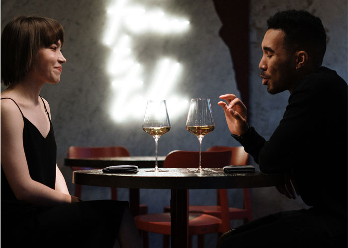 Woman Praises Guy For Giving Her A Note Saying Her Date Is A Red Flag After Listening To Their Convo