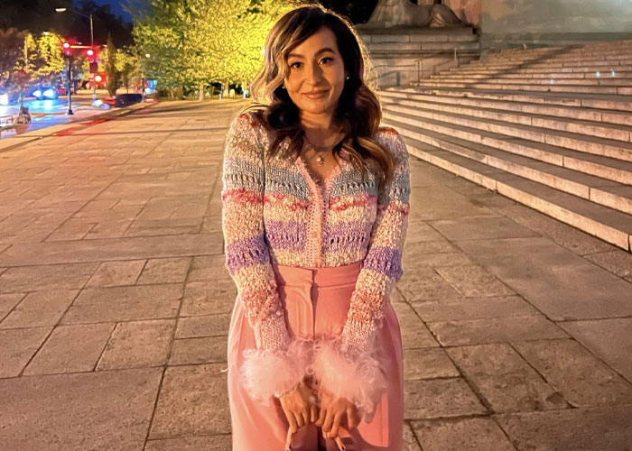 Woman Praises Guy For Giving Her A Note Saying Her Date Is A Red Flag After Listening To Their Convo