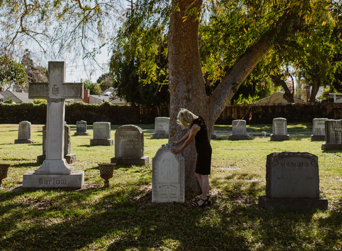 Woman Had To Visit Mom&rsquo;s Miscarriage Grave All Her Youth, Loses It When Her Kid Gets Forced Too