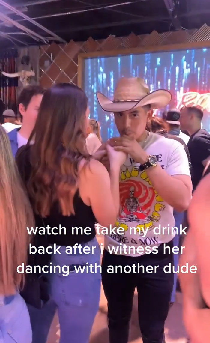 &ldquo;So I Bought This &lsquo;Nice&rsquo; Lady A Drink&rdquo;: Internet Reacts To Dude Reclaiming The Drink He Bought