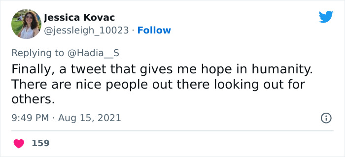 Woman Praises Guy For Giving Her A Note Saying Her Date Is A Red Flag After Listening To Their Convo