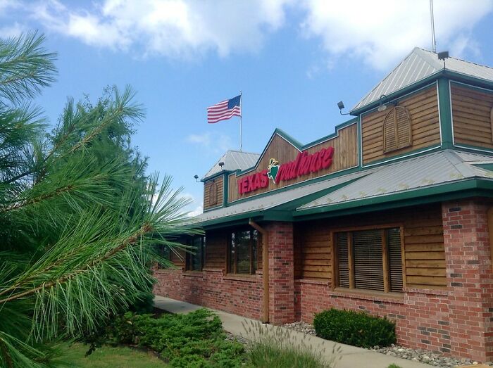 &ldquo;Ordering A Water And A Coke&rdquo;: Former Server Points Out Which Customer Requests Annoy Her