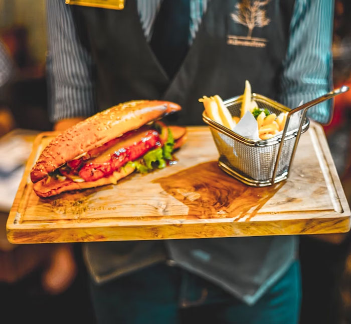 Server Reveals &ldquo;Everything You Wish You Didn&rsquo;t Know About Restaurants&rdquo;