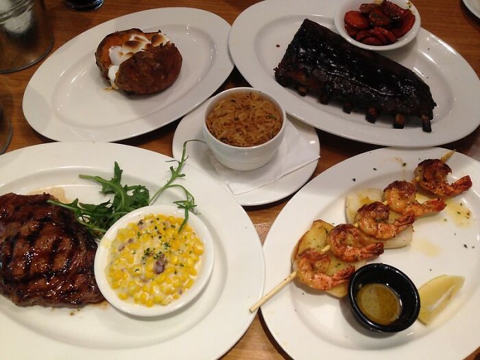 &ldquo;Ordering A Water And A Coke&rdquo;: Former Server Points Out Which Customer Requests Annoy Her